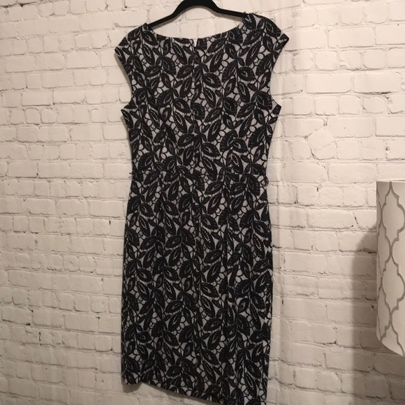 London’s Times Lace Dress - Picture 6 of 8